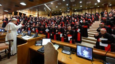 Esta foto, tomada y divulgada el 10 de mayo de 2025 por The Vatican Media, muestra al Papa León XIV durante una reunión con cardenales en El Vaticano.