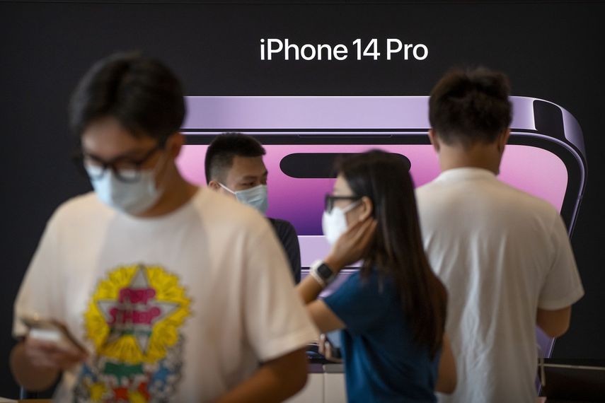 &nbsp;Clientes en una tienda Apple para el primer día de ventas del iPhone 14 en Beijing, China, el 16 de septiembre de 2022.&nbsp;