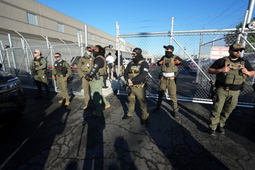 Agentes del Servicio de Inmigración y Control de Aduanas (ICE, por sus siglas en inglés) en un centro de detención de inmigrantes, en Elizabeth, Nueva Jersey, el 7 de mayo de 2025.