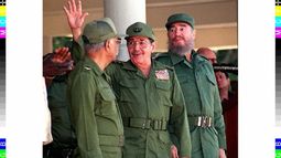 El Ministro de las Fuerzas Armadas de Cuba, Raúl Castro (C), su hermano y el dictador cubano Fidel Castro (R) y el Comandante cubano Juan Almeida (L) aparecen después de que Raúl pronunció un discurso en honor del luchador independentista cubano Antonio Maceo el 7 de diciembre en el mausoleo de Maceo en La Habana. El Ministro de las Fuerzas Armadas de Cuba, Raúl Castro (C), su hermano y el dictador cubano Fidel Castro (R) y el Comandante cubano Juan Almeida (L) aparecen después de que Raúl pronunció un discurso en honor del luchador independentista cubano Antonio Maceo el 7 de diciembre en el mausoleo de Maceo en La Habana.
