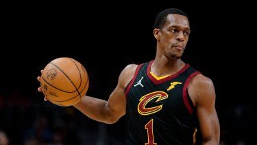 El entonces escolta de los Cavaliers de Cleveland, Rajon Rondo (1), en un juego contra los Hawks de Atlanta durante la segunda mitad de un partido de baloncesto de la NBA, el martes 15 de febrero de 2022, en Atlanta.