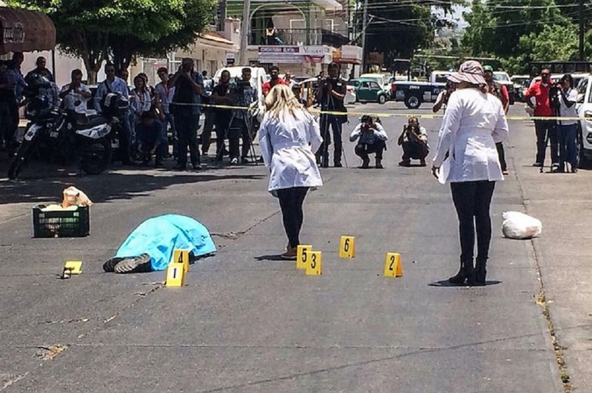 Los responsables huyeron del lugar. En la escena del crimen quedaron varios casquillos de arma corta.