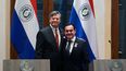 El subsecretario de Estado de EE. UU., Christopher Landau (izq.), y el ministro de Relaciones Exteriores de Paraguay, Rubén Ramírez Lezcano, posan para una fotografía durante una conferencia de prensa conjunta en Asunción el 19 de octubre de 2026.