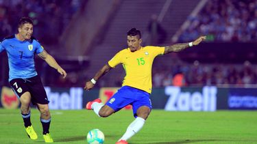 El jugador de la selección de&nbsp;Brasil&nbsp;Paulinho (derecha) dispara al arco uruguayo ante la marca del jugador Cristian Rodríguez.&nbsp;