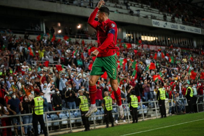 Cristiano Ronaldo celebra uno de los tres goles marcados en el triunfo de Portugal sobre Luxemburgo