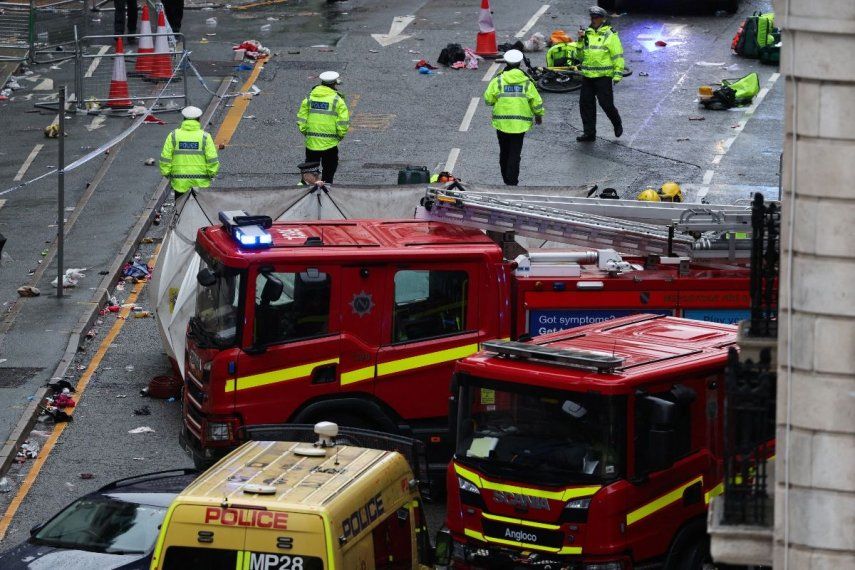Agentes de policía investigan la escena de un incidente en Water Street, al margen de un desfile de autobuses descapotables por el título de la Premier League del Liverpool, en Liverpool, noroeste de Inglaterra, el 26 de mayo de 2025. 