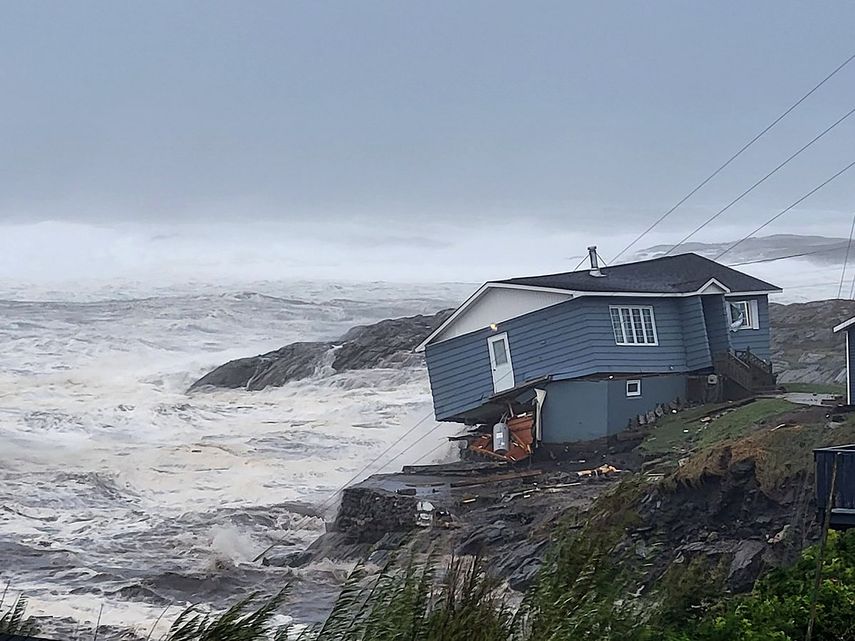 En esta imagen proporcionada por Wreckhouse Press, una casa se ve azotada por el viento de la tormenta Fiona en Port aux Basques, Terranova y Labrador, el sábado 24 de septiembre de 2022. La casa terminó perdida en el mar.&nbsp;
