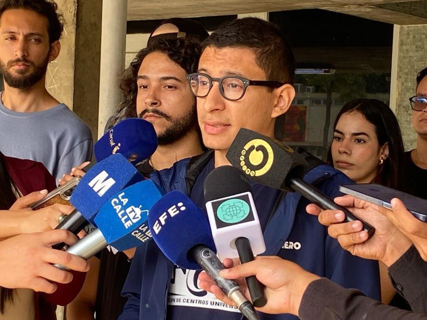 El secretario general de la Federación de Centros Universitarios (FCU) de la UCV, Ángel Rodríguez, plantea que la universidad participe en el debate para rechazar los cambios al articulado de la Constitución.