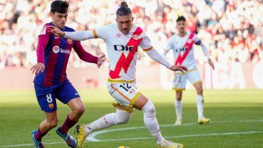 Alfonso Espino del Rayo Vallecano pelea por el balón con Pedri del Barcelona en el encuentro de la liga española, el sábado 25 de noviembre del 2023.&nbsp;