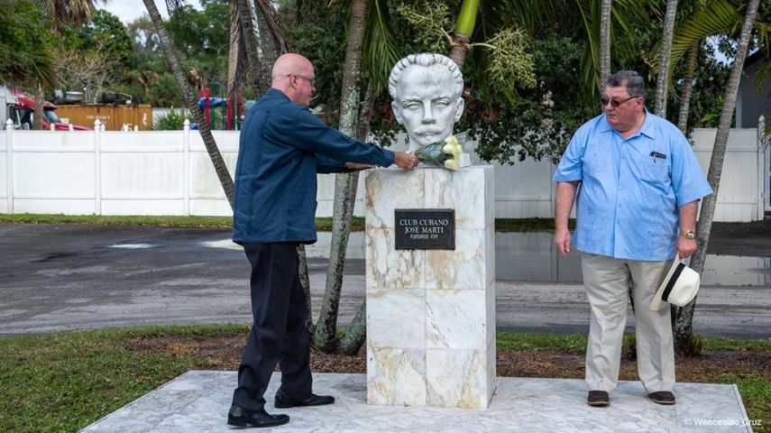 Colocación de una ofrenda floral ante el busto-monumento de José Martí.