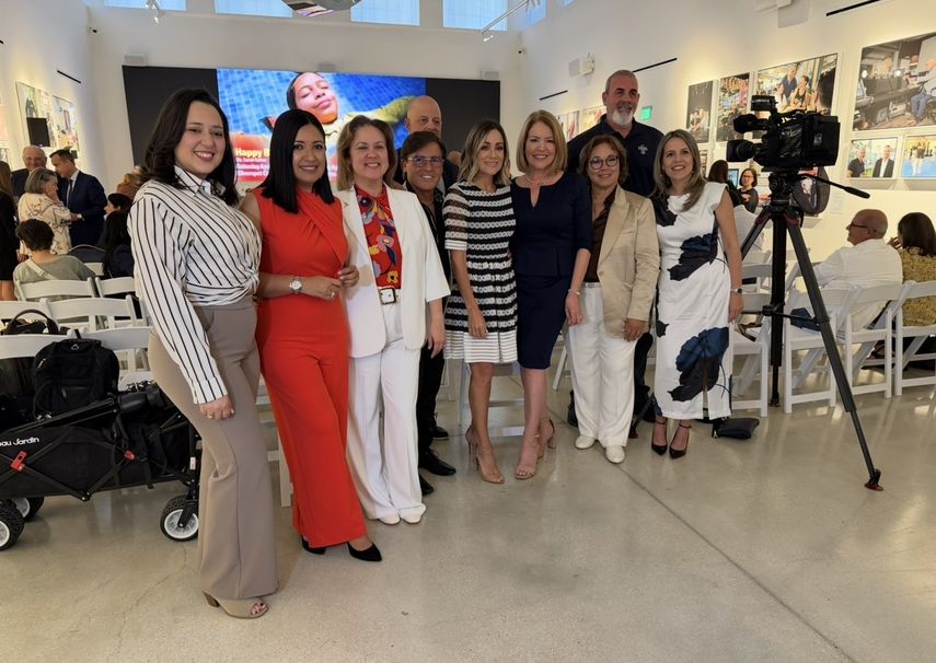 Equipo de Telemundo 51 en la presentación del documental.