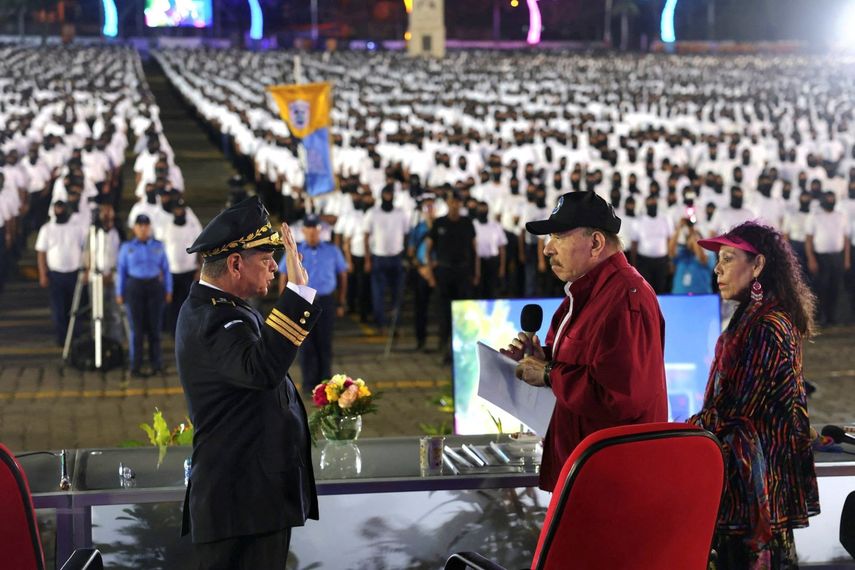 Esta fotografía publicada por el medio oficial de noticias El 19 Digital el 26 de febrero de 2025, muestra al dictador de Nicaragua, Daniel Ortega (C), su esposa, la vicepresidenta Rosario Murillo (R), y el comandante de la Policía, Francisco Javier Díaz Madriz, durante su ceremonia de juramentación en Managua.