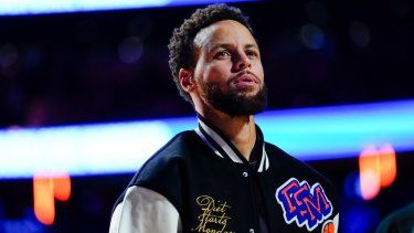 Stephen Curry de los Warriors de Golden State voltea a las gradas durante la ceremonia previa al juego contra los Knicks de Nueva York, el martes 20 de diciembre de 2022.