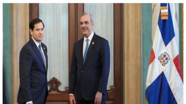 El secretario de Estado de EE. UU., Marco Rubio (izquierda), junto al presidente de la República Dominicana, Luis Abinader, al final de su rueda de prensa conjunta en el Palacio Nacional de Santo Domingo, el 6 de febrero de 2025