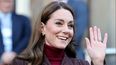 La princesa de Gales, Kate Middleton, saluda tras una visita al Hospital Royal Marsden en el oeste de Londres el 14 de enero de 2025.