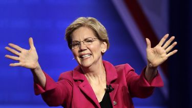 Fotograf&iacute;a del 10 de octubre de 2019 de la precandidata dem&oacute;crata a la presidencia, la senadora Elizabeth Warren, durante un discurso en la Power of our Pride Town Hall en Los &Aacute;ngeles.