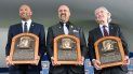 Los miembros del Salón de la Fama, de izquierda a derecha, Derek Jeter, Larry Walker y Ted Simmons sostienen sus placas para fotos después de la ceremonia de inducción en el Clark Sports Center Los miembros del Salón de la Fama, de izquierda a derecha, Derek Jeter, Larry Walker y Ted Simmons sostienen sus placas para fotos después de la ceremonia de inducción en el Clark Sports Center