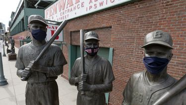 La foto del 17 de abril de 2020 muestra, de izquierda a derecha, las estatuas de Ted Williams, Bobby Doerr y Johnny Pesky, con mascarillas, frente al Fenway Park de Boston&nbsp;