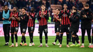 Jugadores del AC Milan saludan a los aficionados presentes tras la celebración de un partido, el 14 de diciembre de 2025.