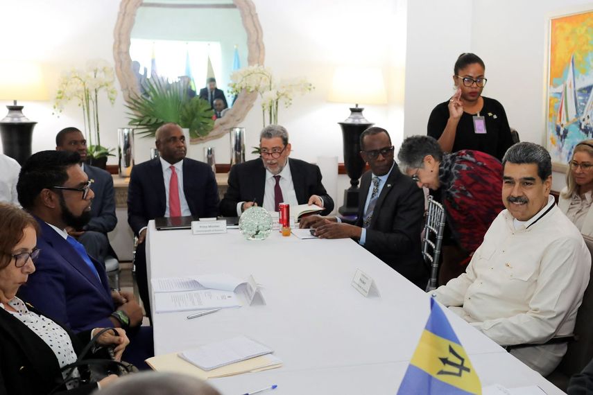 El mandatario guyanés, Irfaan Ali, y el gobernante Nicolás Maduro, durante la reunión de dos horas en San Vicente y las Granadinas.