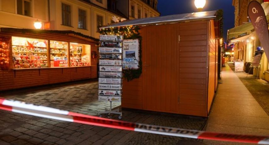 El objeto sospechoso había sido depositado en una farmacia cercana al mercado navideño, explicó el portavoz policial Torsten Herbst.
