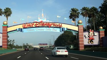 Los visitantes pasan en coche junto a un cartel que les da la bienvenida a Walt Disney World el primer día de la reapertura del emblemático parque temático Magic Kingdom en Orlando, Florida, el 11 de julio de 2020.&nbsp;