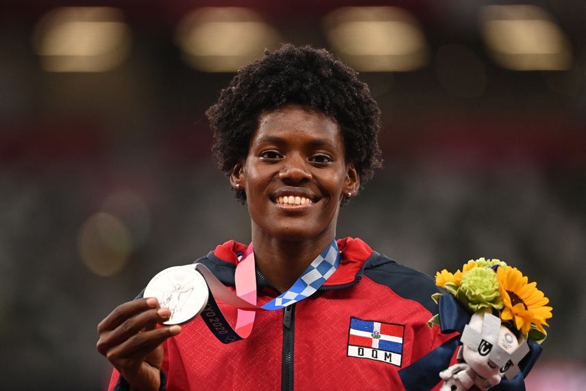 La medallista de plata de República Dominicana, Marileidy Paulino, celebra en el podio durante la ceremonia de entrega de medallas para el evento femenino de 400 metros durante los Juegos Olímpicos de Tokio 2020