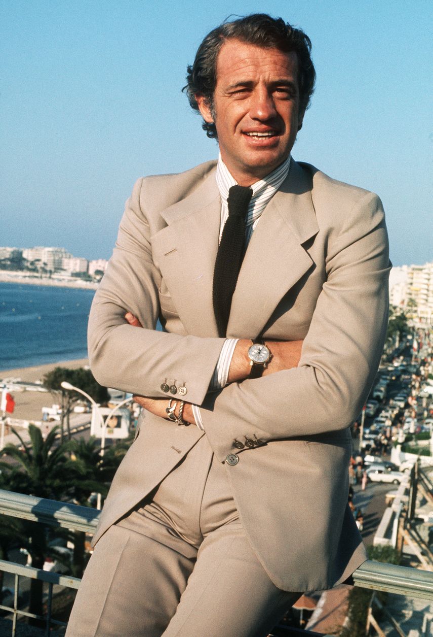 En esta fotografía de archivo tomada el 1 de mayo de 1974, Jean-Paul Belmondo, una de las estrellas de la pantalla más grandes de Francia y un símbolo del cine New Wave de la década de 1960, sonríe al fotógrafo en mayo de 1974 durante el Festival de Cine de Cannes en el sur de Francia.