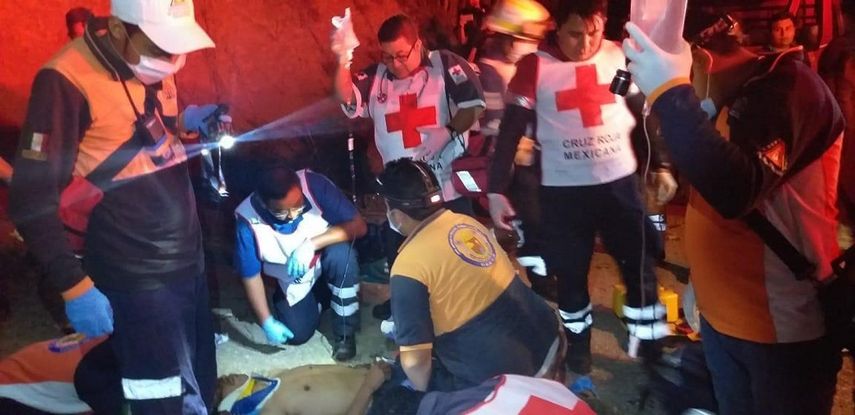 Rescate de cuerpos en el sitio donde al menos 25 migrantes centroamericanos murieron y 29 resultaron heridos al volcarse el camión en el que viajaban en la carretera Ixtapa-Soyaló en Chiapas.