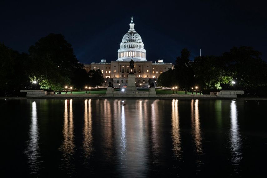 Vista nocturna del Congreso de EEUU.