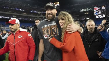 El tight end de los Chiefs de Kansas City Travis Kelce camina con Taylor Swift tras el campeonato de la AFC ante los Ravens de Baltimore el domingo 28 de enero de 2024, en Baltimore.&nbsp;