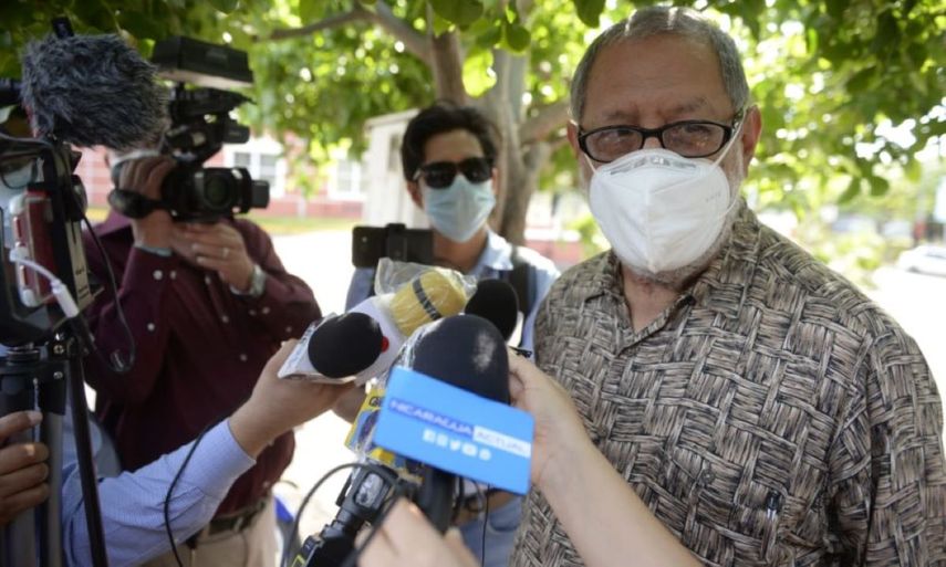 El exembajador nicaragüense ante la OEA, Edgard Parrales, al salir de una citatoria de la Fiscalía el 11 de junio.