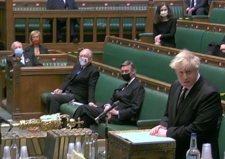 Una captura de video de imágenes transmitidas por la Unidad de Grabación Parlamentaria (PRU) del Parlamento del Reino Unido muestra al primer ministro británico Boris Johnson hablando durante un discurso humilde expresando las condolencias de la Cámara por la muerte del príncipe Felipe de Gran Bretaña, duque de Edimburgo, en un híbrido socialmente distanciado. sesión en la Cámara de los Comunes en Londres el 12 de abril de 2021.&nbsp; &nbsp;