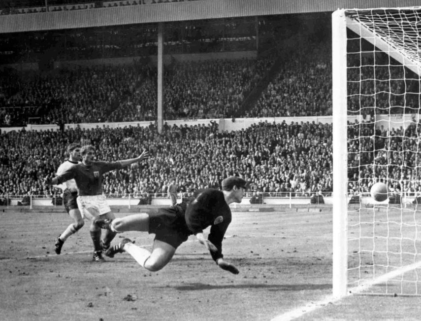 El goleador histórico del Liverpool, Roger Hunt al momento de celebrar la anotación de Geoff Hurst en la final de la Copa del Mundo 1966