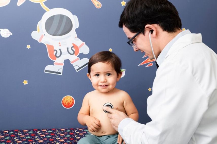 Los pediatras siguen en su pedestal pero los investigadores reconocen que la inteligencia artificial puede mejorar en ese campo