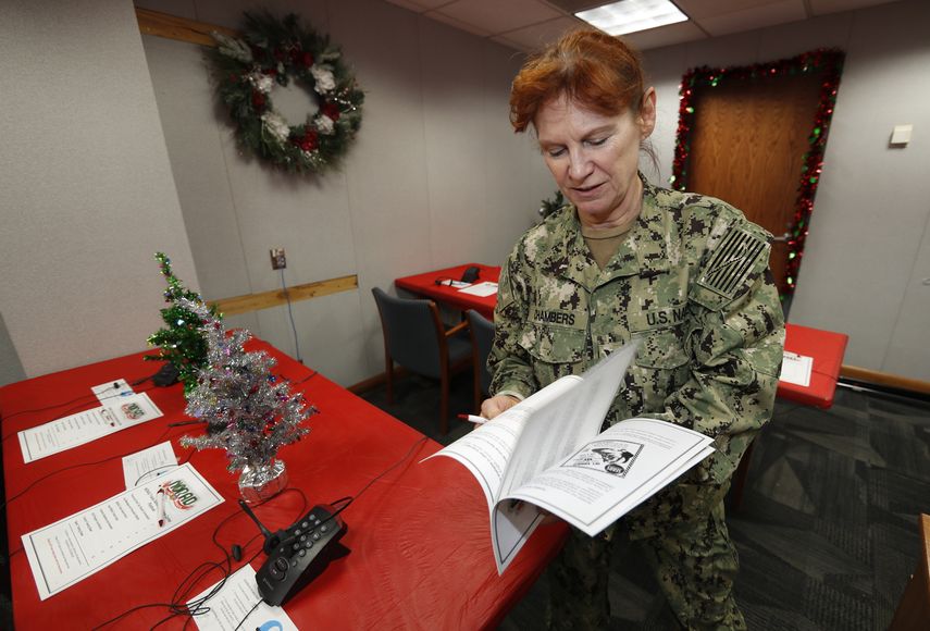 La suboficial de la armada de EEUU, Shannon Chambers, trabaja en el centro de seguimiento de Santa Claus en la Base A&eacute;rea Peterson, 23 de diciembre de 2019. M&aacute;s de 1.5000 voluntarios recibir&aacute;n unas 140.000 llamadas telef&oacute;nicas sobre el paradero del Pap&aacute; Noel en la v&iacute;spera de Navidad.&nbsp;
