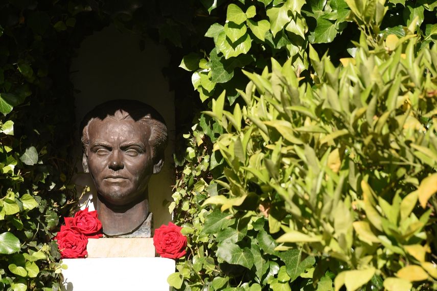 Busto de Federico García Lorca en el patio de su Museo Casa Natal.