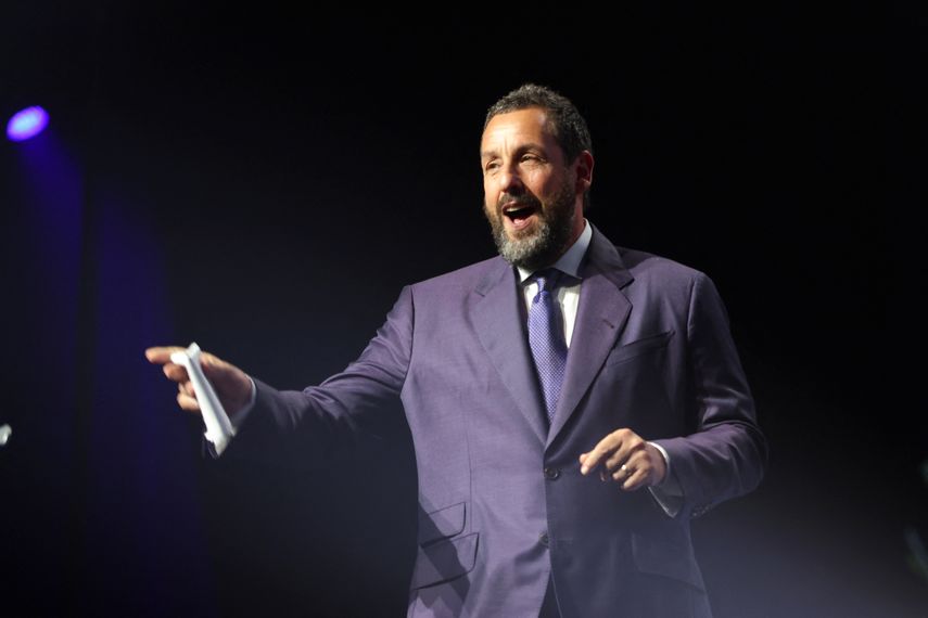 Adam Sandler recibe el Premio del Presidente en el escenario durante la 37ª edición de los Premios del Festival Internacional de Cine de Palm Springs en el Centro de Convenciones de Palm Springs el 3 de enero de 2026 en Palm Springs, California.