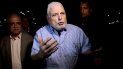 En esta foto del 9 de agosto de 2019, el expresidente panameño Ricardo Martinelli habla a reporteros cerca de su casa en Panamá. En esta foto del 9 de agosto de 2019, el expresidente panameño Ricardo Martinelli habla a reporteros cerca de su casa en Panamá.