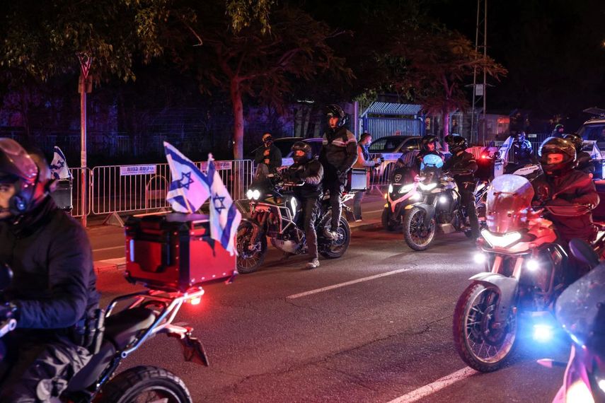 Agentes de la policía israelí y otros se dirigen en motocicleta al Instituto Forense Abu Kabir mientras el cuerpo del último rehén israelí llega en ambulancia a Tel Aviv el 26 de enero de 2026. Los restos del último rehén retenido en Gaza, Ran Gvili, fueron trasladados de vuelta a Israel el 26 de enero, cerrando así el capítulo de una dolorosa saga que ha mantenido en vilo a la sociedad israelí desde el ataque sin precedentes de Hamás del 7 de octubre de 2023.