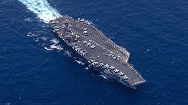 El portaviones George H.W. Bush (CVN 77) navega por el mar Arábigo mientras las fuerzas estadounidenses mantienen el bloqueo naval contra Irán desde el Golfo de Omán y apoyan el Proyecto Libertad en el Estrecho de Ormuz. El portaaviones transporta más de 60 aeronaves a bordo.