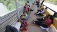Migrantes duermen en el suelo despu&eacute;s de acampar en el Puente Internacional Gateway que conecta a Matamoros, M&eacute;xico, con Brownsville, Texas.