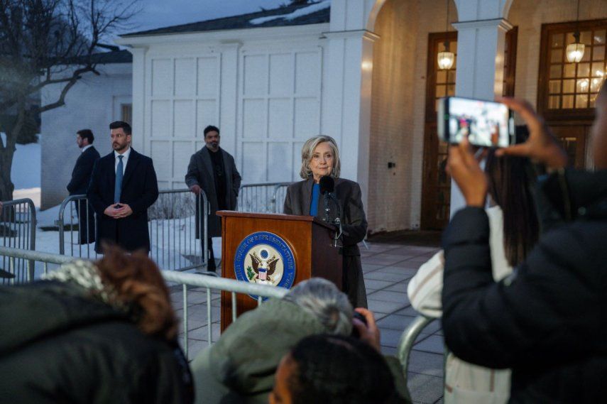 La exsecretaria de Estado de EEUU, Hillary Clinton, habla con la prensa después de su declaración ante el Comité de Supervisión de la Cámara mientras investigan los vínculos con el delincuente sexual condenado Jeffrey Epstein, en Chappaqua, Nueva York, el 26 de febrero de 2026.