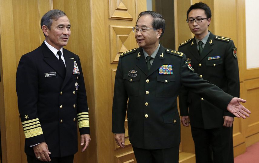 El jefe del Estado Mayor del Ejército chino, Fang Fenghui (2º dcha), recibe al comandante de las fuerzas estadounidenses en el Pacífico, el almirante Harry Harris (izq), antes de una reunión en el edificio Bayi de Pekín (China). (EFE)