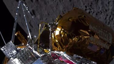 El módulo lunar Odiseo de la empresa privada Intuitive Machines la Luna de fondo