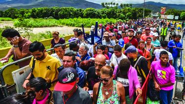 Miles de venezolanos cruzan a diario la frontera en busca de mejores oportunidades de vida en Colombia.