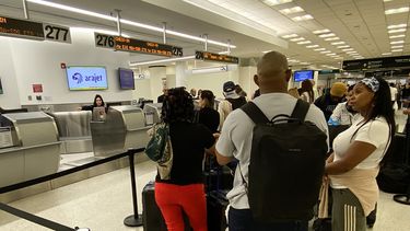 Pasajeros en el Aeropuerto Internacional Miami.