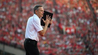 El entonces entrenador de los Cornhuskers de Nebraska, John Cook, da indicaciones durante un partido, el 30 de agosto de 2023.