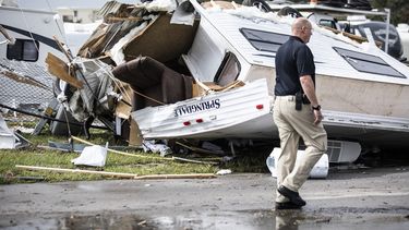 Un oficial de la Policía de Carolina del Norte camina junto a un lote de casas móviles en la isla Emerald, dañadas por el huracán Dorian, el 5 de septiembre de 2019.&nbsp;