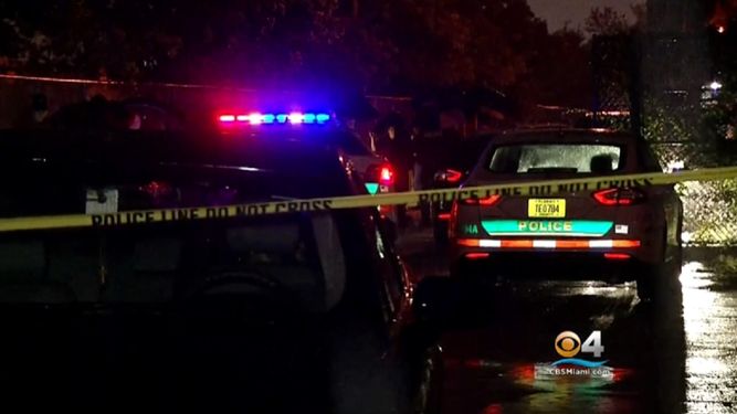 El sospechoso&nbsp;&nbsp;casi atropella a algunos de los oficiales que estaban en pie tratando de deterle.